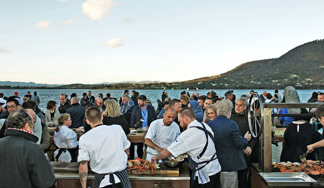 <br />ポンツーン上を舞台にアペタイザーを味わうという趣向がオージー好みだ