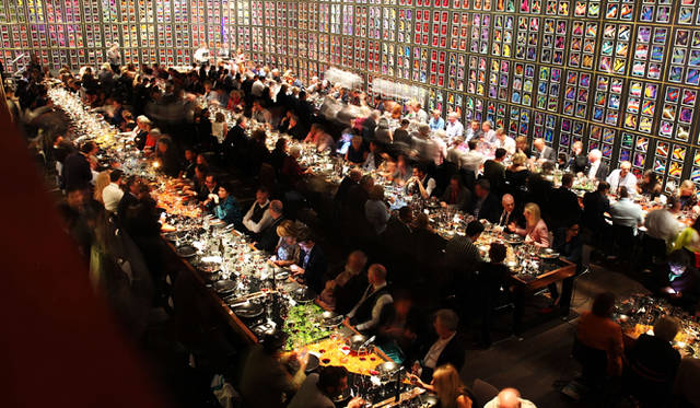 <br />およそ200名のゲストが続々と着席。会場の熱度が徐々に上がっていく