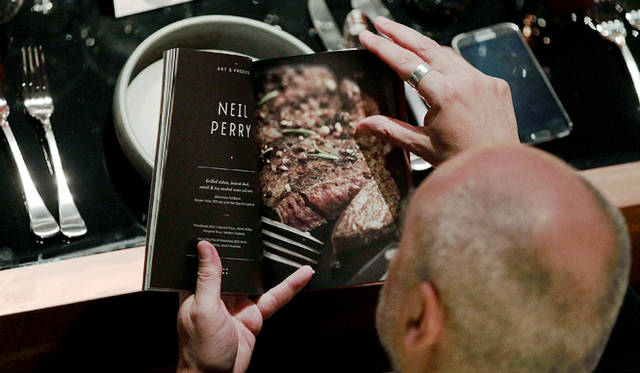 <br />メニュー代わりに渡されたのはグラフィカルなブックレット。これもまた秀逸