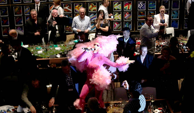 <br />エンターテインメントもはじまりディナーは佳境へ