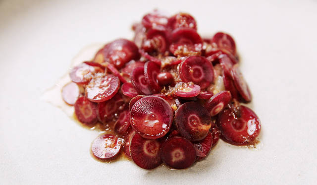 <br />ベン・シューリー氏のカンガルーの塩漬けされた赤身と、ブーニャ・ブーニャと呼ばれる豪州産ネイティブプラントの一品は強烈なインパクト