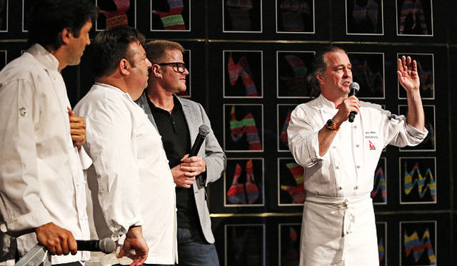 <br />メインが終わるころにシェフたちが登場。割れんばかりの拍手で迎えられた。感謝！