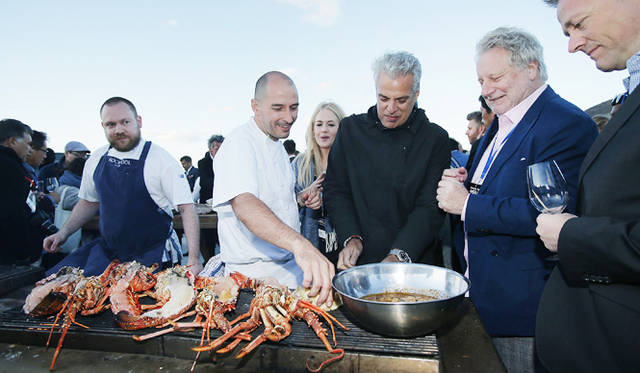 <br />招待客のなかにはシェフたちも多く、彼らも手伝う姿が