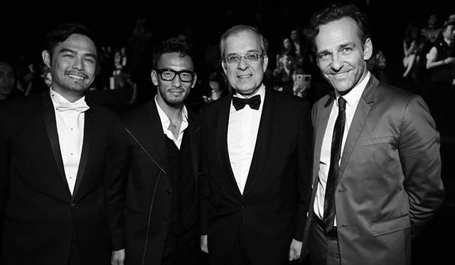 写真左から、『Eastwest magazine』の創立者／発行人のケヴィン・リー、中田英寿、在中フランス大使、モーリス グールドモンターニュ、ディオール チャイナのプレジデントを務めるルノー・ド・レスカン　© SASKIA LAWAKS