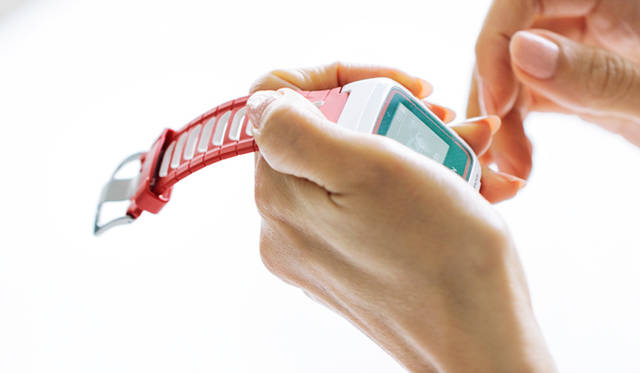 「トライアスロンの全種目に対応したGARMINの最新モデルで、インドア／アウトドアの環境も切り替え可能なうえ、何より正確。過去最高タイムや距離、ペースなどを更新すると画面にトロフィーが出てきて祝ってくれるのもちょっと嬉しいですね（笑）」<br>ジェシカさん愛用は、GARMINのランナー向けウォッチForerunner920XT。