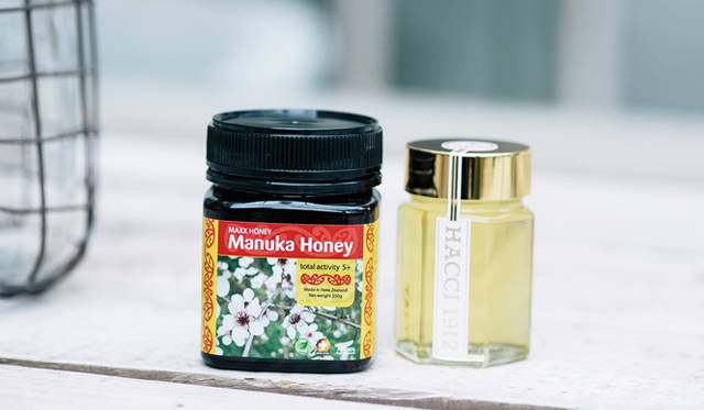 ジェシカさんが最近気に入っているのがマヌカハニー。5〜15のグレードものを取り入れているそう。「甘さがほしいときにプラスしたり、顔に塗ってハチミツパックにも。しっとりするし、殺菌効果も高いから吹き出物にもいいかもしれない。ボディソープやボディークリームに混ぜるときは、小さじ一杯くらい。あまり多いとべたべたしてしまうので、小さじ一杯で十分です」<br>左：グレード５のマヌカハニー。右：HACCIのアカシアハチミツ。
