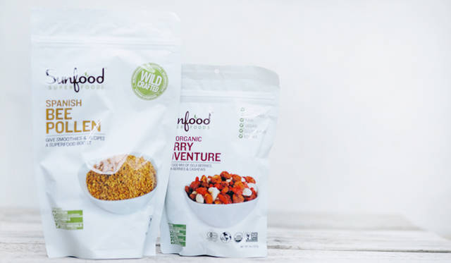 「ドライフルーツは小腹がすいた時につまんでいます。オーガニックだし、栄養がぎゅっとつまって身体にいいのも気に入っている理由ですが、単純においしいの（笑）。ビーポーレンは毎朝、ヨーグルトやスムージーにトッピングして。蜂が集めた花粉で、“パーフェクトフード”といわれるくらい栄養価が高いそう。更年期障害にもいいみたいですよ」とジェシカさん。<br>スーパーフードのパイオニア「サンフード」のビーポーレン（左）とゴールデンベリーとカシューナッツなどをミックスしたベリーアドベンチャー（右）。