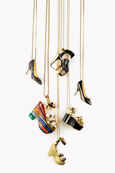 アイコニックなフェラガモのシューズがジュエリーに変身