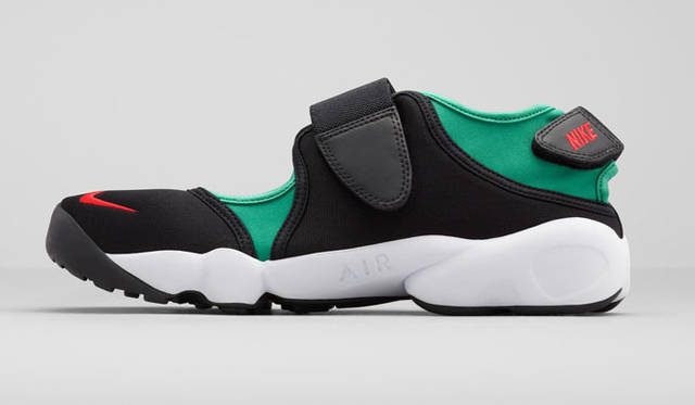 <strong>NIKE SPORTSWEAR｜ナイキ スポーツウェア</strong><br />「ナイキ エア リフト オリジナルカラー」9720円