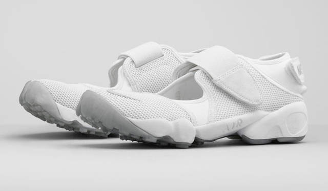 <strong>NIKE SPORTSWEAR｜ナイキ スポーツウェア</strong><br />「ウィメンズ ナイキ エア リフト」9720円