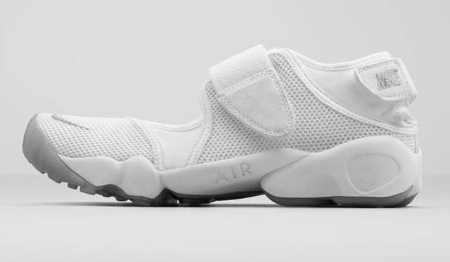 <strong>NIKE SPORTSWEAR｜ナイキ スポーツウェア</strong><br />「ウィメンズ ナイキ エア リフト」9720円