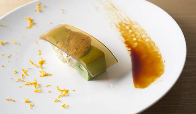 <strong>「フレンチ割烹 ドミニク・コルビ」</strong><br />ほうれん草のクレーム たいら貝の炙り出汁醤油のジュレをのせて　山椒と甘夏の香り たまり醤油のカラメル添え