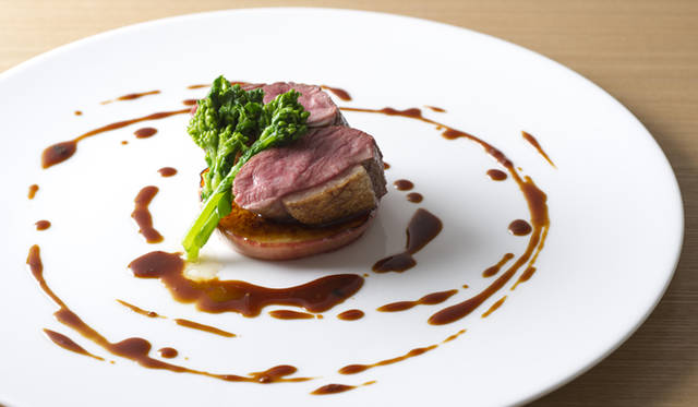 <strong>「フレンチ割烹 ドミニク・コルビ」</strong><br />シャロン鴨の炭火焼き ベルジュソース（古々美醂とぶどう酢のソース）　林檎のソテーと菜の花添え