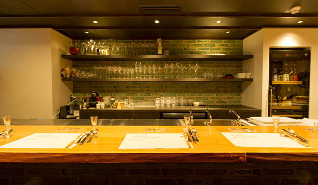 <strong>「フレンチ割烹 ドミニク・コルビ」</strong><br />メニューのコースは、8000円、1万円、1万5000円（税サ込み価格）