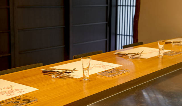 <strong>「フレンチ割烹 ドミニク・コルビ」</strong><br />夜9時半からは、アラカルト（1500円～）で楽しめる。グラスワイン、日本酒（1200円～）