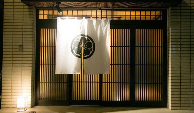 <strong>「フレンチ割烹 ドミニク・コルビ」</strong><br />四谷三丁目駅からほど近くの荒木町にオープン