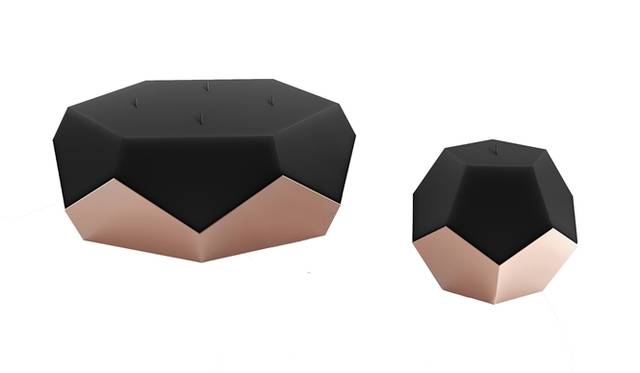 アイデンティティが強く感じられる現代的デザインと素材のコントラストが特徴的な「Famiglia Candele」。金属製の台に乗せられた多面体のキャンドルは、職人による伝統の工程とCNCフライスやレーザー加工、3Dモデルによるラピッドプロトタイピングなどの工業技術を組み合わせたという。