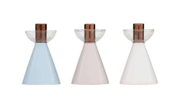 キャンドルホルダーの「Fuji」は、日本の象徴である富士山にインスパイアされた。光沢のあるエナメルとカッパーのような印象の細工部分のコントラストが、幻想的な雰囲気を作り出している。