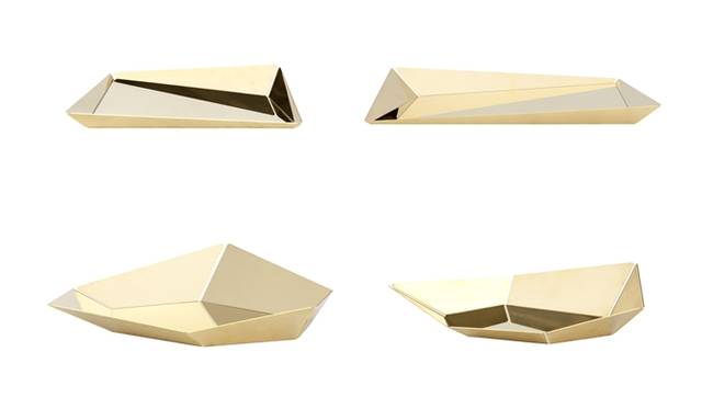 yoox.comのためだけに制作された「ANK」は、レーザー加工をほどこした光沢のあるブラスシートでできたオブジェ。住宅の中で置く場所に応じて、さまざまな用途に使える。デザインはスカルプチュアルでありながら無駄がなく、周囲の環境を反射する表面の光沢が存在感と深みを与えている。