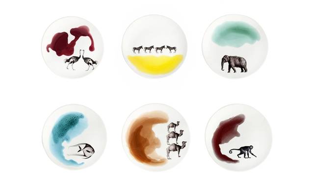 1700年代風の白黒シルクスクリーンプリントに、カラードロップをフリーハンドで乗せ、一点一点をユニークに仕上げているプレートシリーズ「Macula」。