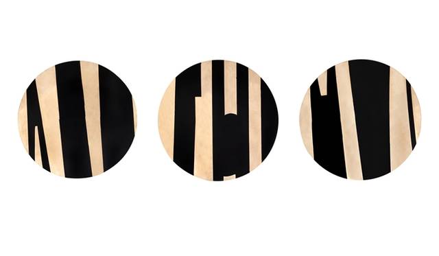 デコラティブプレート コレクションの「Milano in bronzo e nero」。1970年代の抽象芸術からインスパイアされたこの作品には、ブロンズシートを旋盤や手打ちで加工した後、刻印や研磨、コーティングがほどこされている。