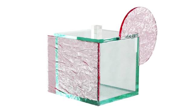 幾何学的な図形にインスパイアされた、プレキシグラス製オブジェの「Angolo, Semicerchio」と「Quadra」。ピンクとターコイズブルーがコントラストになった色合いが特徴的。人工的なフォルムと自然で有機的なかたちの関係を探るリサーチから生まれ、数多くのインスピレーションが具現化したアイテムである。