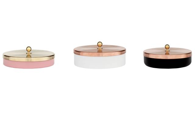 日常の家使いの装飾に価値を与えるために考案された「Capsule #1_Jewellery box」。蓋にはセルフスタンディングミラーがついており、ボックス内部に収納することができる。高貴な素材を使った遊び心あふれる貴重なケースは、収容物を引き立てる。