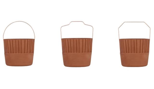 優雅さと楽しさ、機能性と装飾性を兼ね備えた容器セットの「Bucket」。クラシックな雰囲気の素焼きの円柱に、刻印やカッパー仕上げの金属製ハンドルを添えて現代的にアレンジしている。