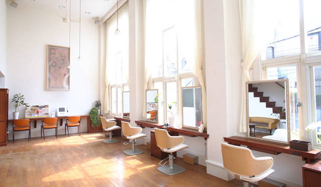 <strong>enfleurage｜アンフルラージュ</strong><br />サロン「アンフルラージュ 青山」アンフルラージュ 青山は、ワンランク上の美しさと、こだわりを求める大人のための美容室