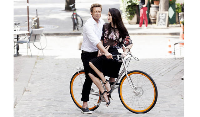 「カジュアル シック」を体現するキャンペ―ンモデルは俳優のサイモン・ベーカー。