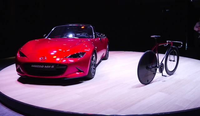 マツダMX-5（ロードスター）と並べられたBike by KODO concept