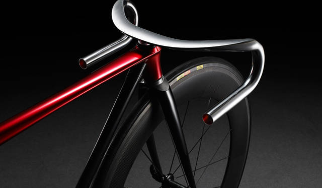 ハンドルバーは形状といい断面内部の赤色塗装といい美しい