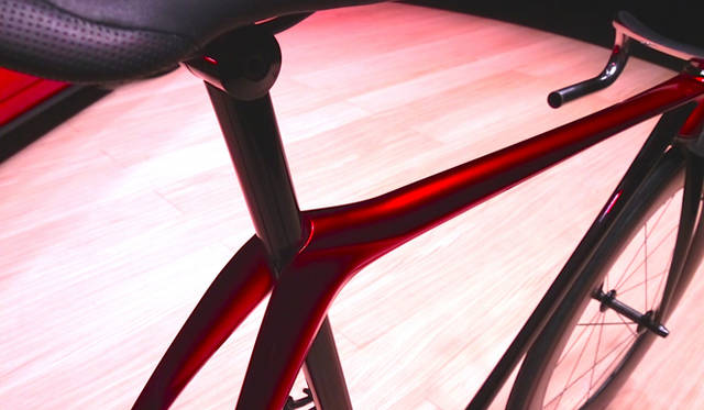 サドルの部分のチューブには美しいエッジがたっている