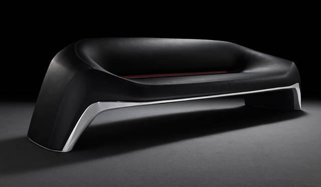 アルミニウムのベースと艶を抑えたレザーとの組み合わせが美しいソファ