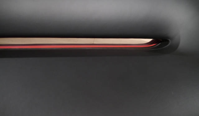 ソファの一部には赤の差し色が入っている