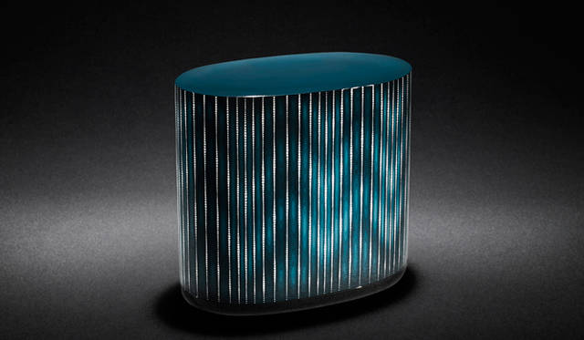 会場では魂動デザインのコラボレーションアートとして、漆器で知られる広島の7代目金城一国斎の「白糸の滝」（水・光・風といった自然の営みを表現）を展示