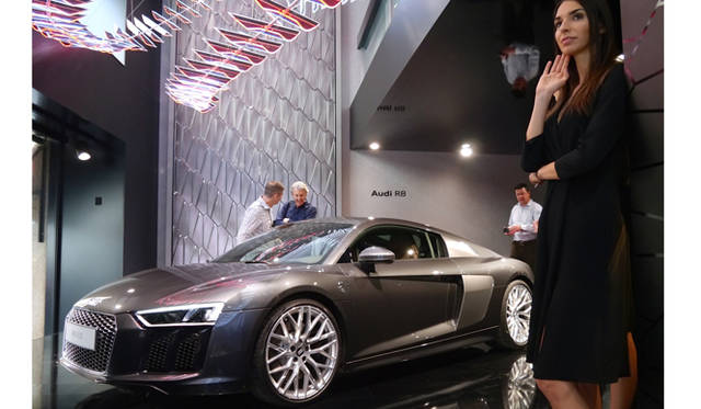 ミラノのモンテナポレーネではアウディ シティラブで、Ｍ・ワルデマイヤーのインスタレーションが、新型R8とともに飾られていた