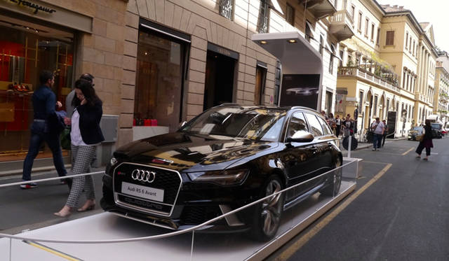 路上にまるでインスタレーションのように置かれたアウディRS6アバント