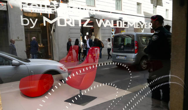 ショーウィンドウにはモリッツ・ワルデマイヤーの名が大きく掲げられている