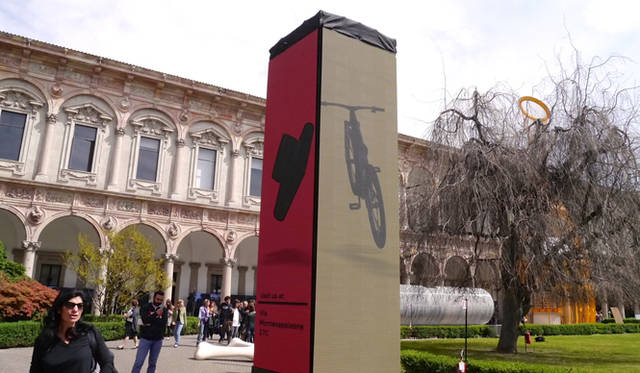 ミラノの大学の構内を使ったインスタレーションのスポンサーはアウディが務めた