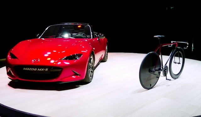 マツダMX-5（ロードスター）と並べられたBike by KODO concept