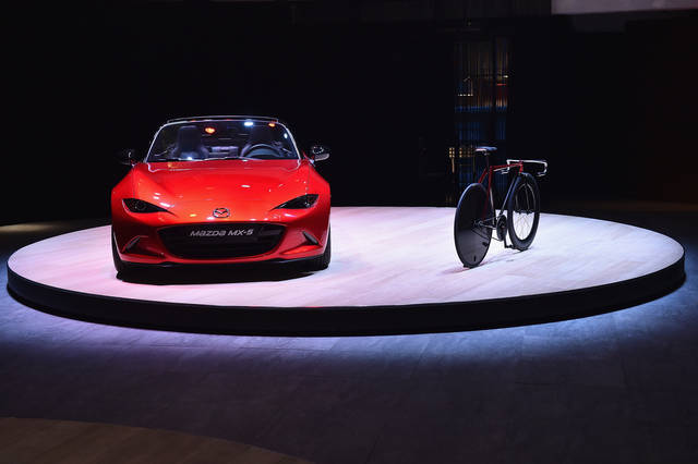 マツダMX-5（ロードスター）と並べられたBike by KODO concept