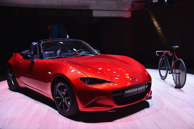 マツダMX-5（ロードスター）と並べられたBike by KODO concept