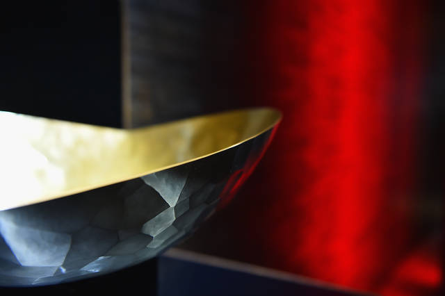 会場では魂動デザインのコラボレーションアートとして、漆器で知られる広島の7代目金城一国斎の「白糸の滝」（水・光・風といった自然の営みを表現）を展示