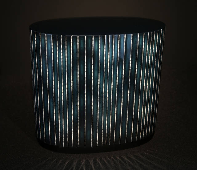 会場では魂動デザインのコラボレーションアートとして、漆器で知られる広島の7代目金城一国斎の「白糸の滝」（水・光・風といった自然の営みを表現）を展示