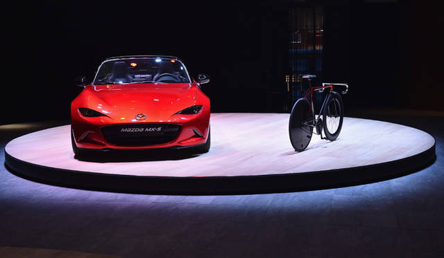 マツダMX-5（ロードスター）と並べられたBike by KODO concept