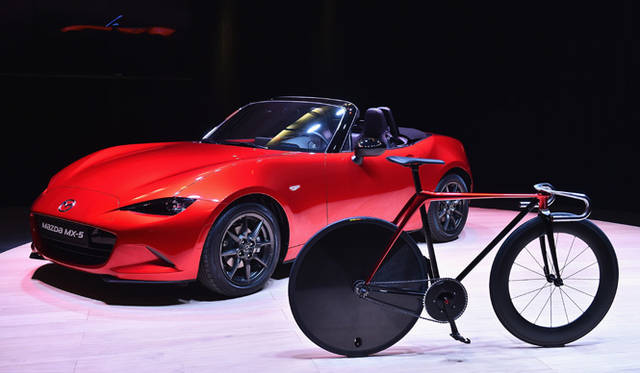 マツダMX-5（ロードスター）と並べられたBike by KODO concept
