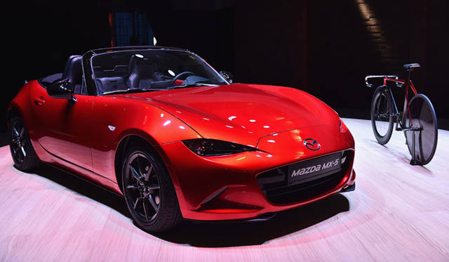 マツダMX-5（ロードスター）と並べられたBike by KODO concept
