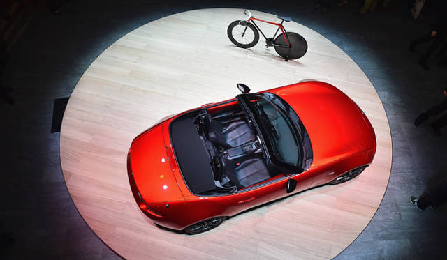 マツダMX-5（ロードスター）と並べられたBike by KODO concept