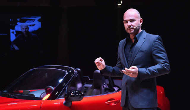 マツダMX-5（ロードスター）と並べられたBike by KODO concept